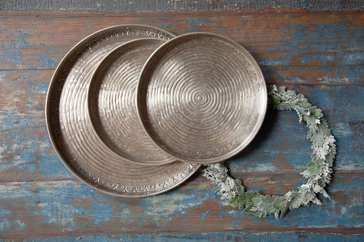 Tablett mit Rand und Rillen Ø 38,5 cm – rundes Aluminium-Tablett Tablett mit Rand und Rillen Ø 38,5 cm – rundes Aluminium-Tablett