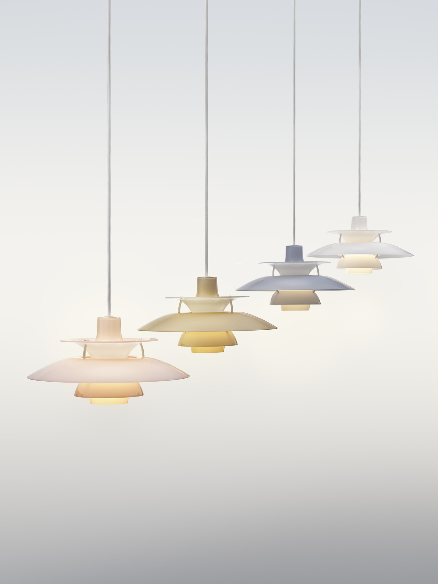 AW26-PH-5-320-Opal-Pendant-FAMILY-Campaign-3-ON.jpeg PH 5 Ø320 Pendelleuchte Opal Weiß
