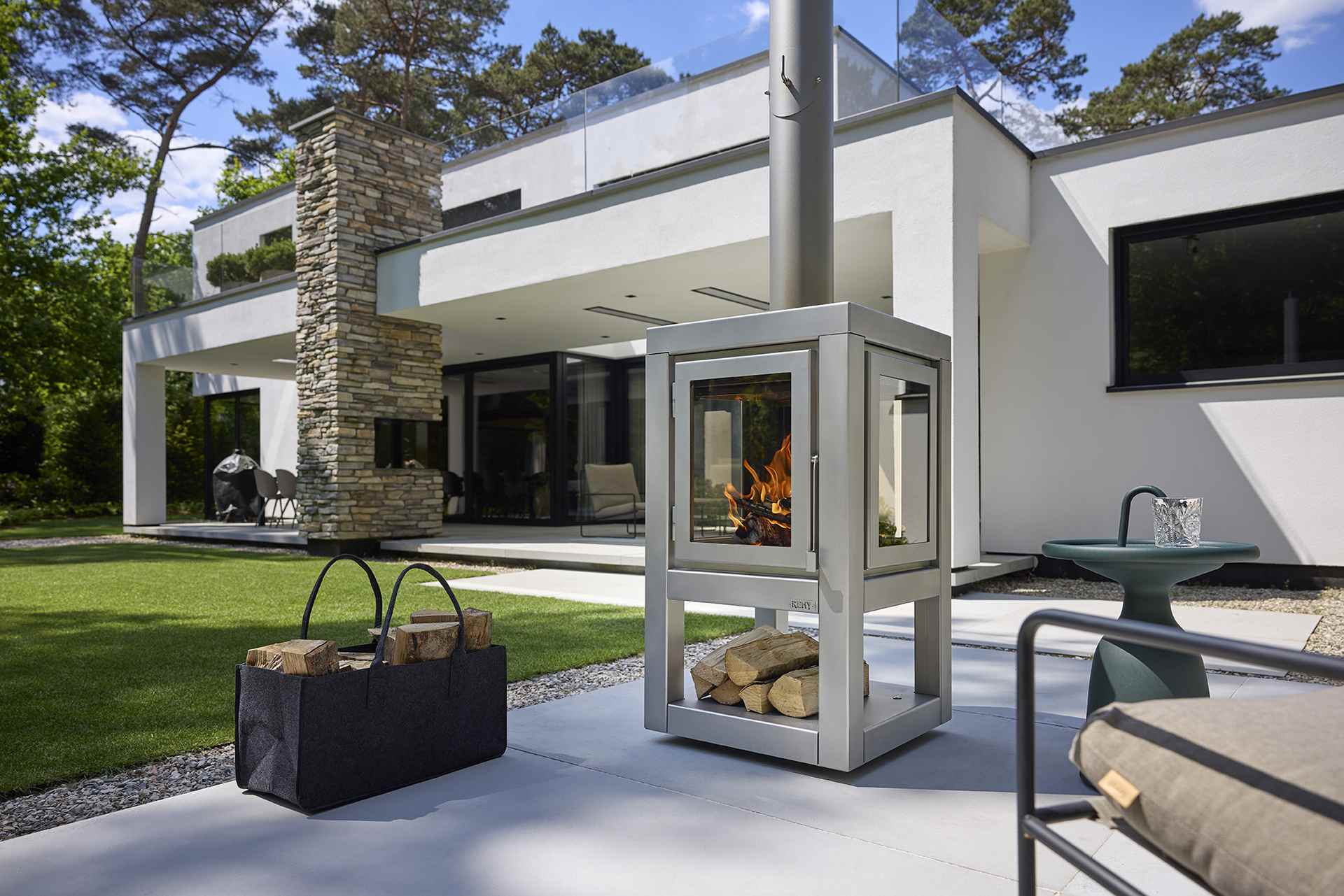 Quaruba Außenkamin Edelstahl matt Quaruba Außenkamin Edelstahl matt Mit Rollen 4 Seiten Glas XXL