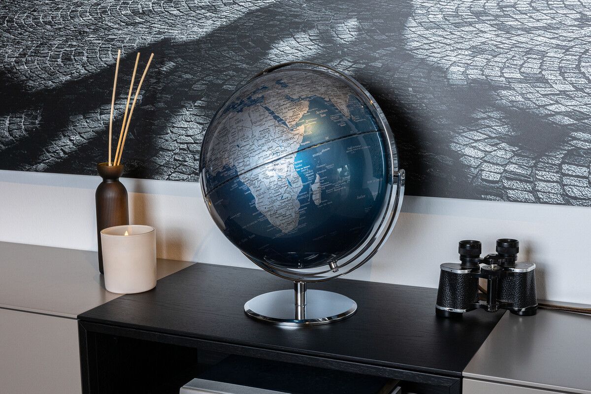 Moderner Tischglobus ‚Juri‘ – 30 cm, drehbar auf zwei Achsen metallic-blau/silber Moderner Tischglobus ‚Juri‘ – 30 cm, drehbar auf zwei Achsen metallic-blau/silber