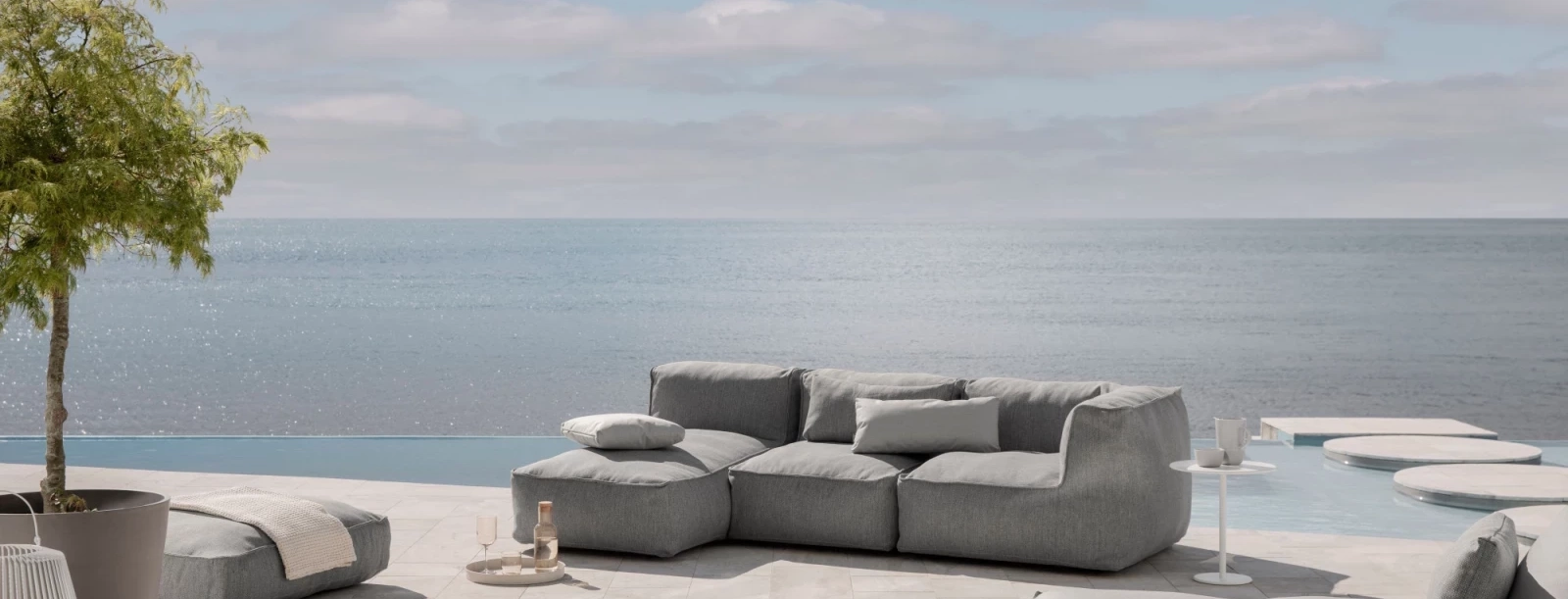 Blomus Grow Lounge Cloud Blomus Grow Outdoor Lounge auf einer Hotelterrasse mit Meerblick