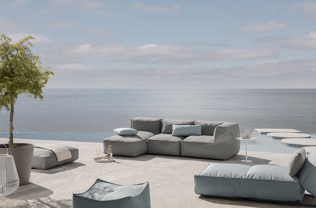 Verschiedene Loungemöbel für die Hotel Gastronomie auf einer tollen Terrasse mit Meerblick