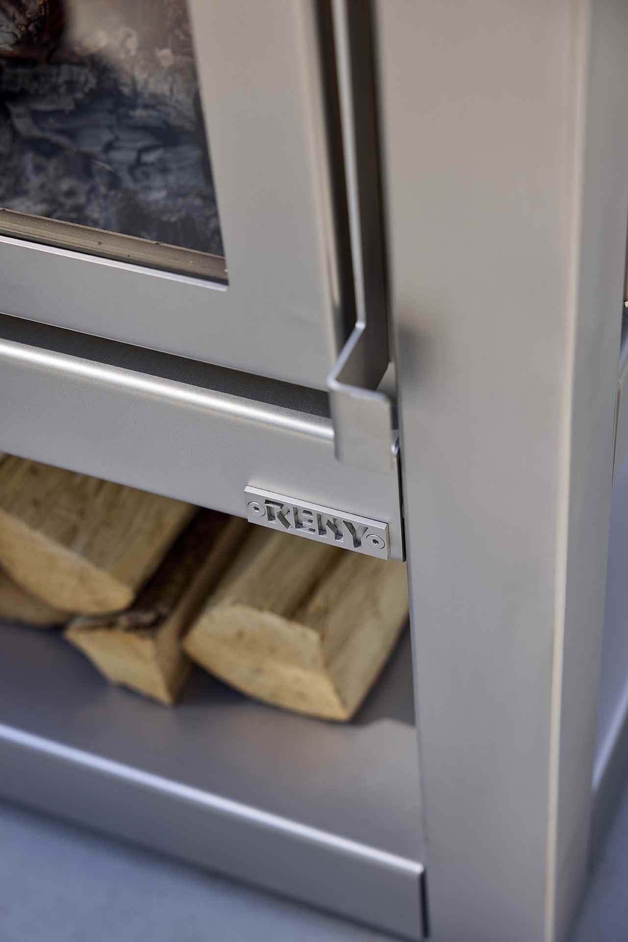 Quaruba Außenkamin Edelstahl matt Quaruba Außenkamin Edelstahl matt Mit Rollen 4 Seiten Glas XXL