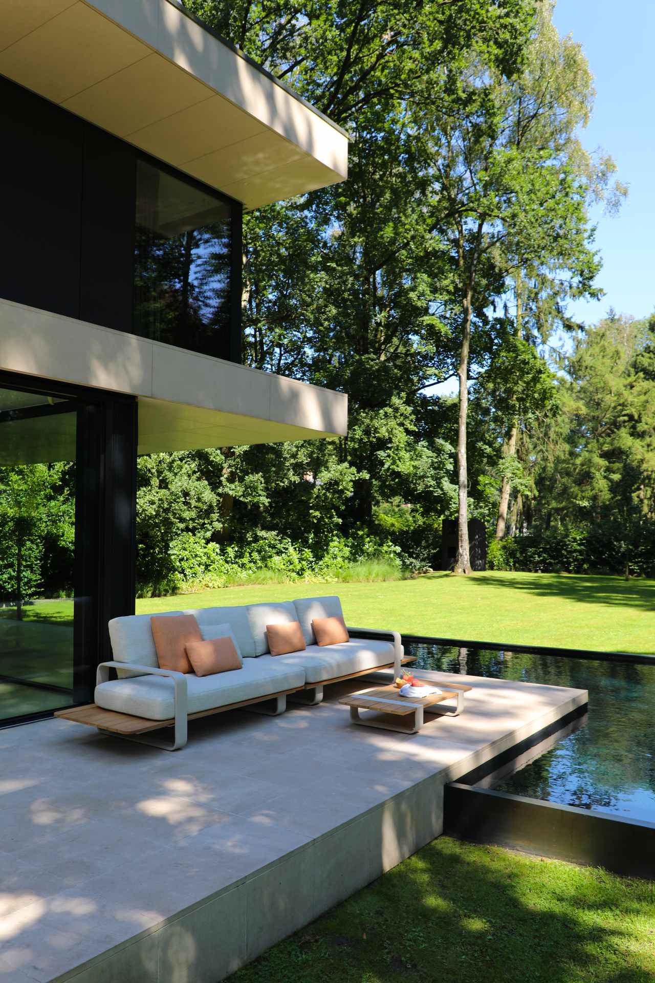 Dox flacher Lounge Tisch mit Teak Oberfläche Dox gemütliches Outdoor Lounge Sofa - 2 Sitzer