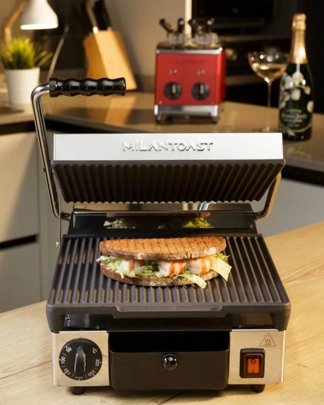 Premium Kontaktgrill Milantoast Premium Kontaktgrill von Milantoast mit einem Panini darauf
