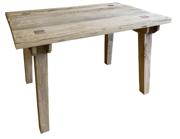 Rustikaler Holztisch