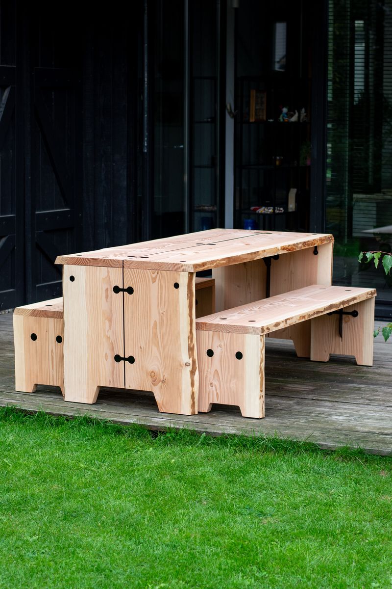 Gartenmöbel Garnitur von Weltevree bestehend aus einem Holztisch und zwei Holzbänken