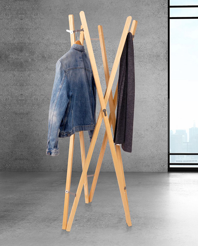 Garderobe aus Holz Cross-my-Heart der Marke Keilbach mit zwei Jacken