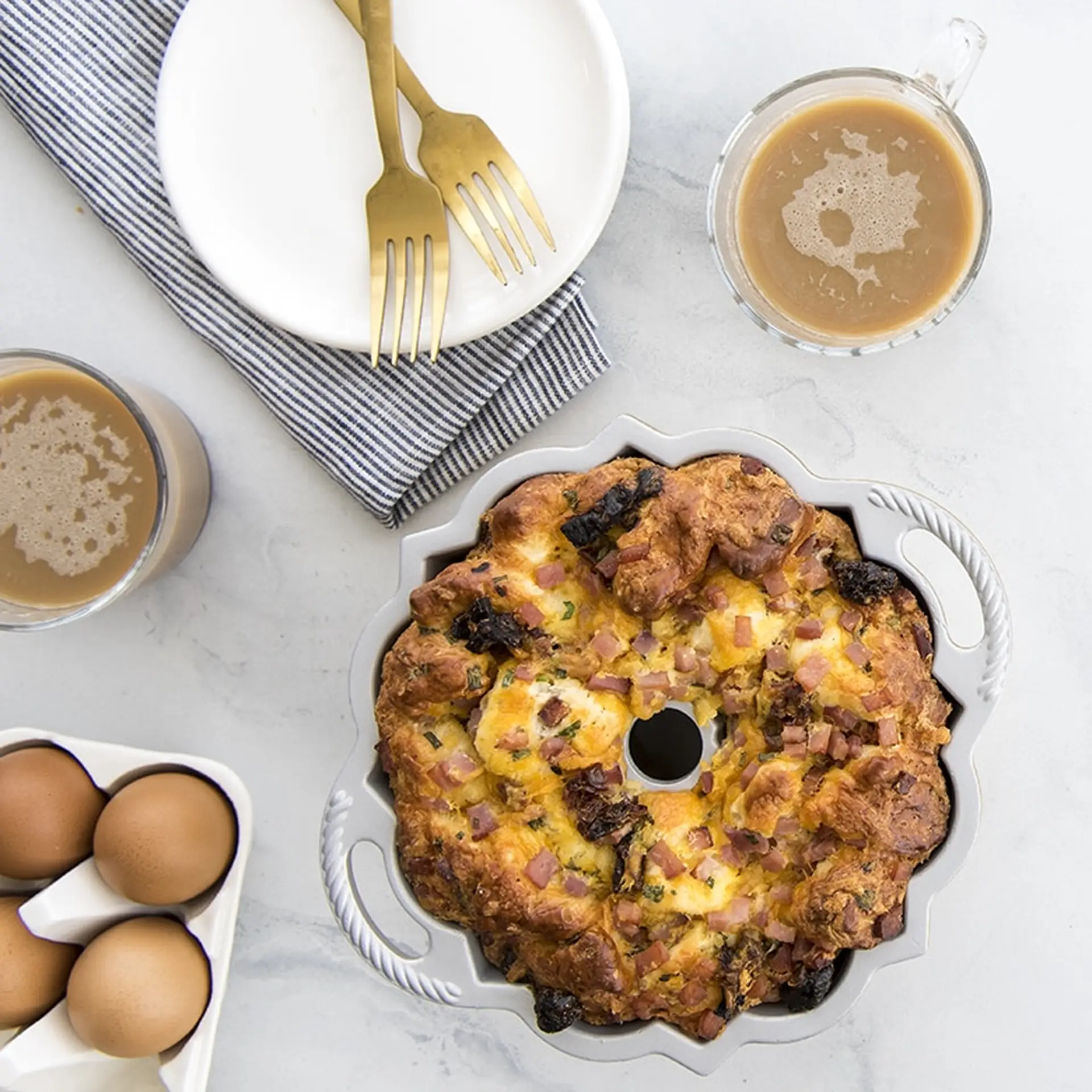 Jubiläums-Bundt Backform Gold – Aluminium Kuchenform mit Antihaftbeschichtung