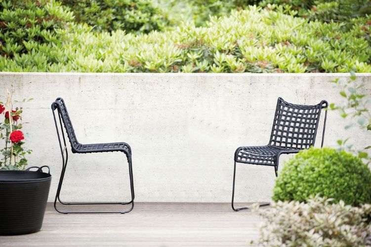 IN/OUT Designstuhl im modernen Flechtdesign schwarz