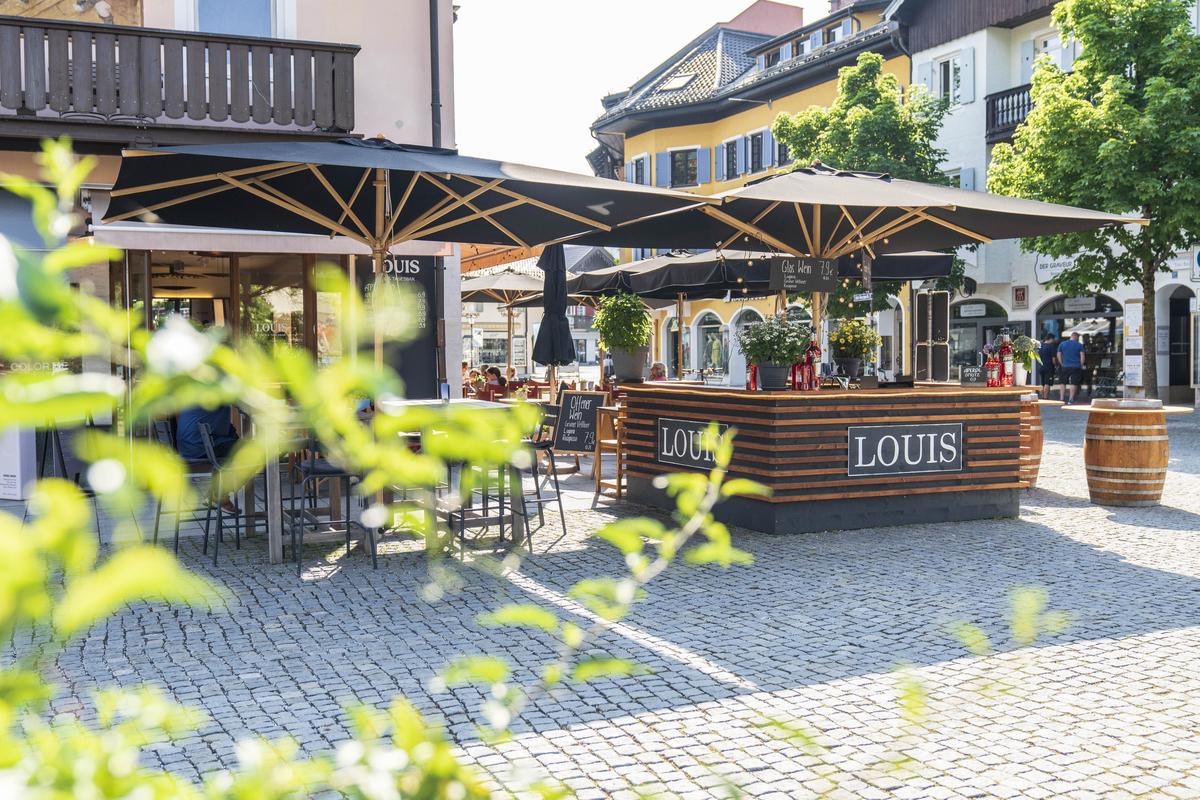 Premium Gastroschirm Sonnenschutz Zwei große Premium Gastroschirme die einen Sonnenschutz für eine Außengastronomie bieten