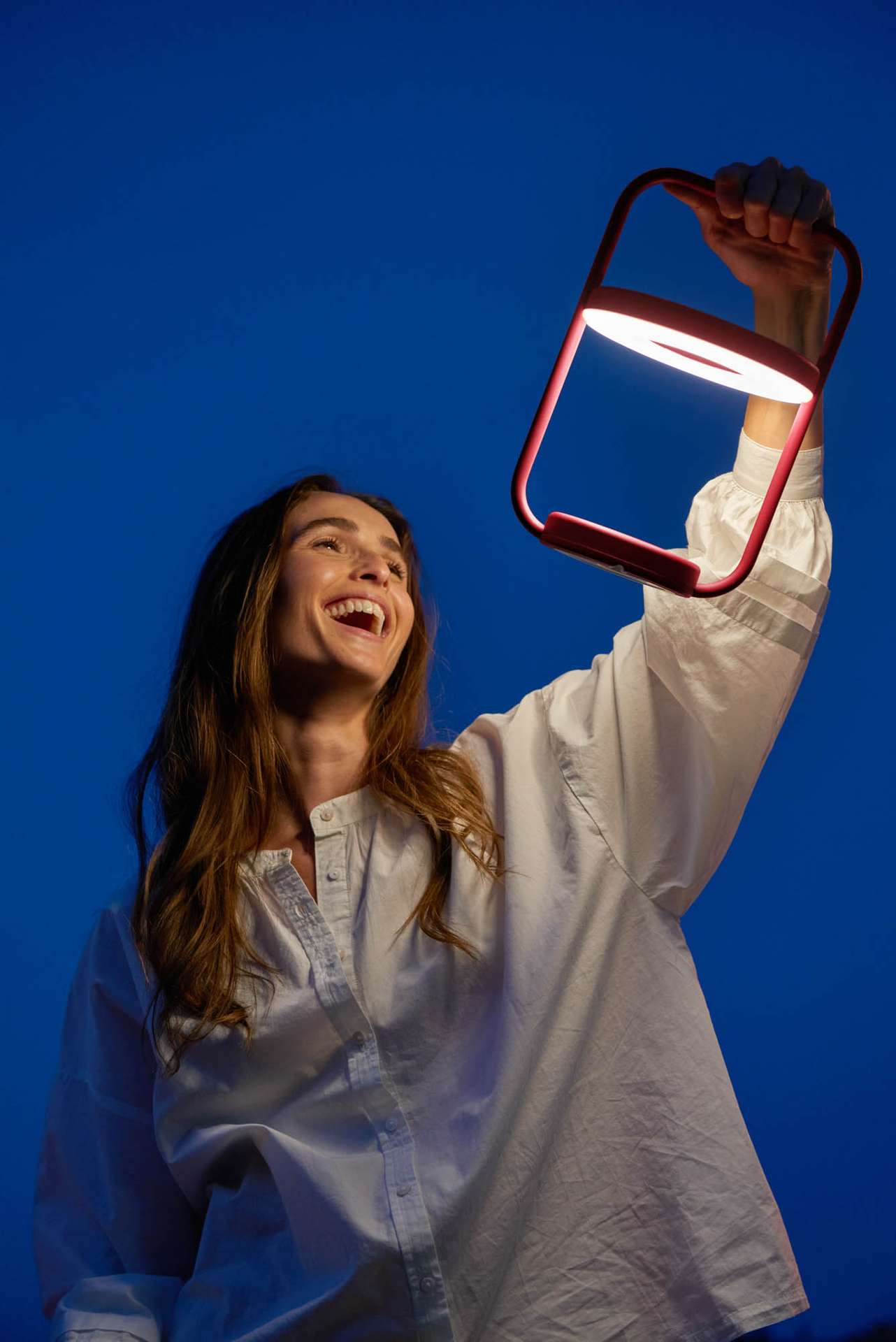 Ulli Monochrome Designleuchte – Tragbare LED-Lampe für Garten und Wohnbereich 92 Abyssblau Ulli Monochrome Designleuchte – Tragbare LED-Lampe für Garten und Wohnbereich 92 Abyssblau