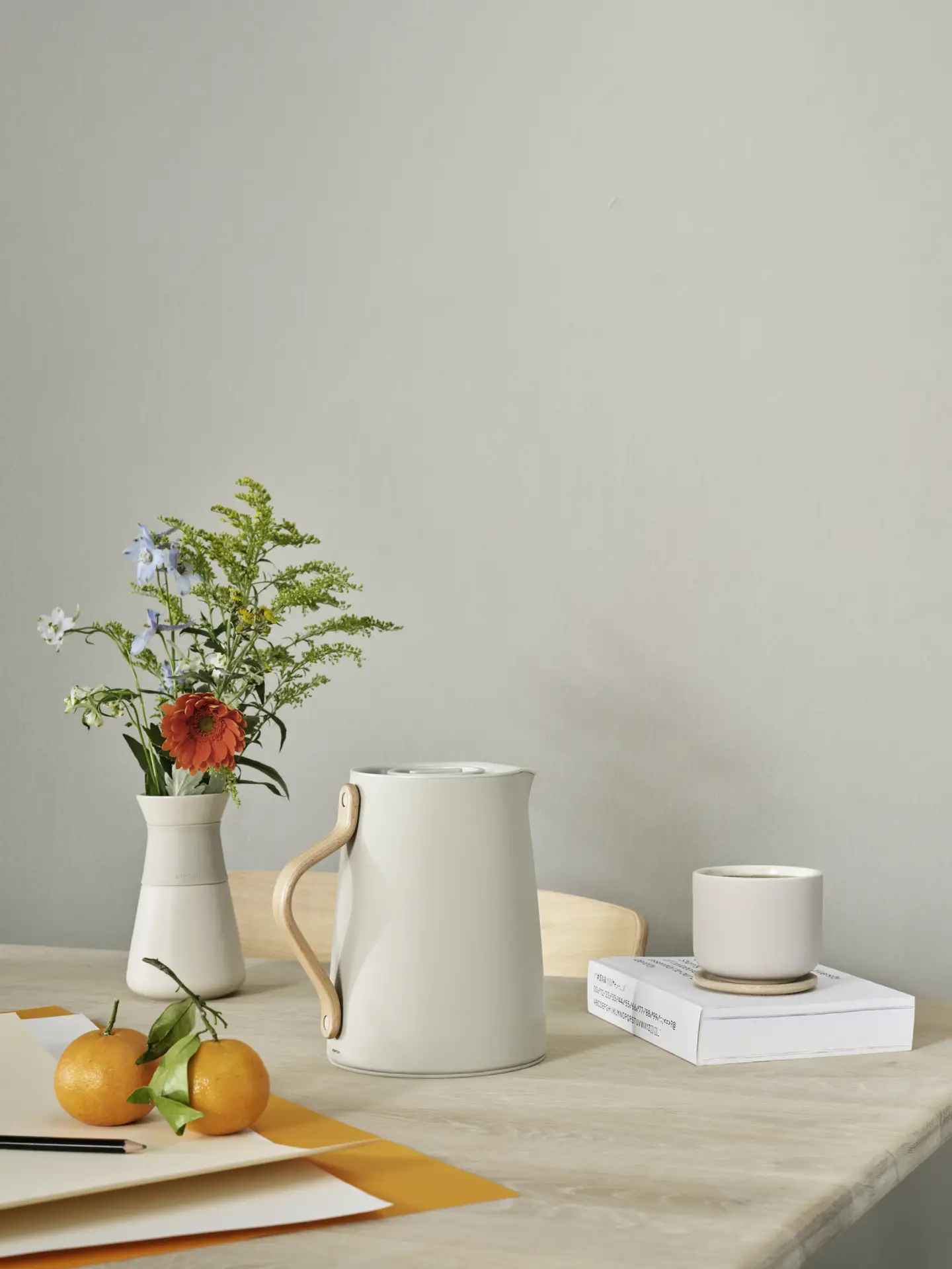 Stelton_x-201-9_Emma_tea_sand_Lifestyle.webp Emma Isolierkanne Tee Filter Steel 1L