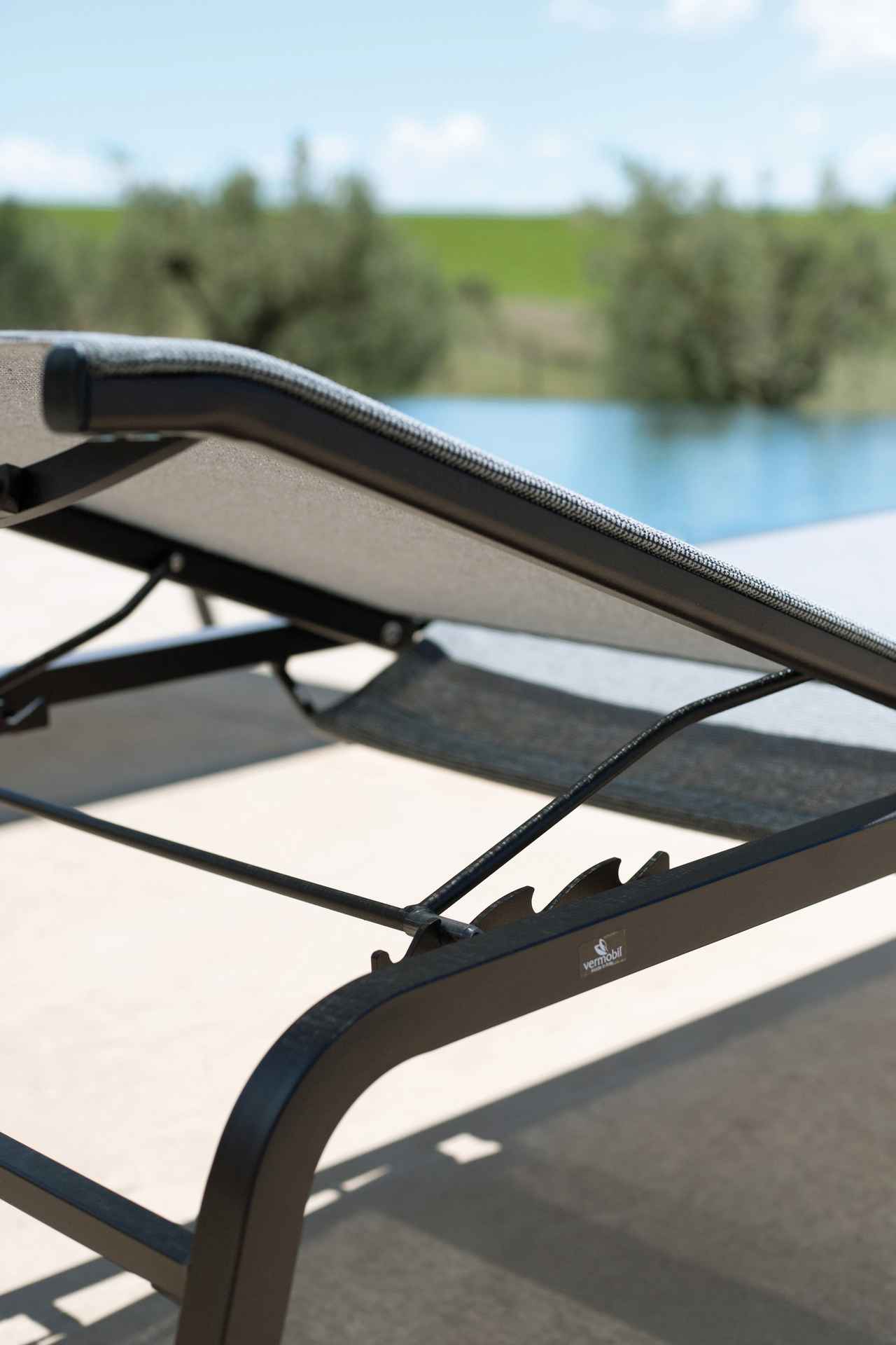 Alice Sonnenliege stapelbar Schlamm / Taupe Alice Sonnenliege stapelbar Ivory / Weiß