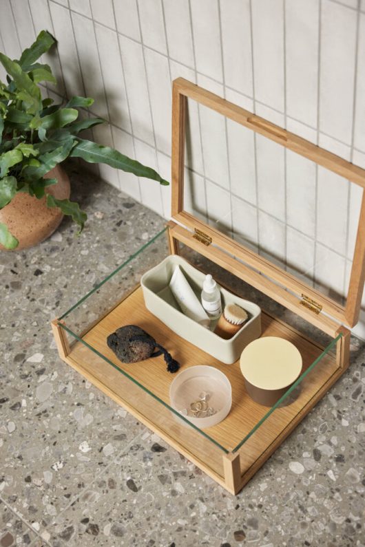 VIEW Display Box Small – Natur, Glas & FSC®-Holz 40x30 cm, Höhe 12 cm VIEW Display Box Small – Natur, Glas & FSC®-Holz 40x30 cm, Höhe 12 cm