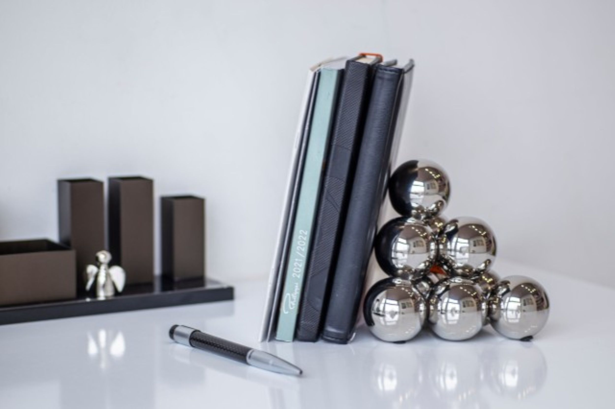 Bubbles Buchstütze aus 10 silbernen Kugeln