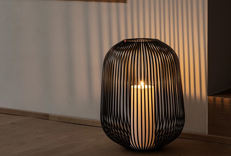 Blomus Lito Laterne in Schwarz mit einer brennenden Kerze darin