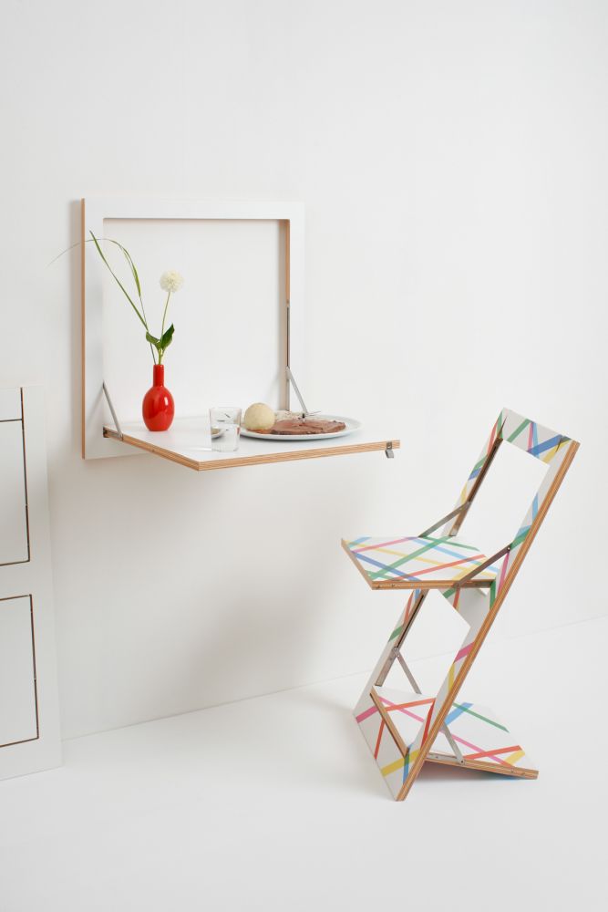 Platzsparende Design Klapp-Möbel Klappbarer kleiner, weißer Tisch und ein ausgefallener Klappstuhl fürs Platz sparen