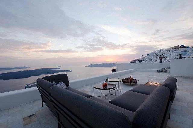 Hotellounge Outdoor Idee Outdoor Loungesofa mit Beistelltischen auf der Außenterrasse einer Hotellounge