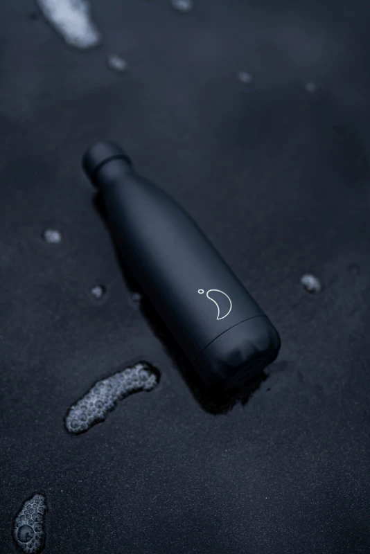 Chilly`s Bottle schwarz Thermosflasche der Marke Chilly`s in schwarz auf einem schwarzen Untegrund