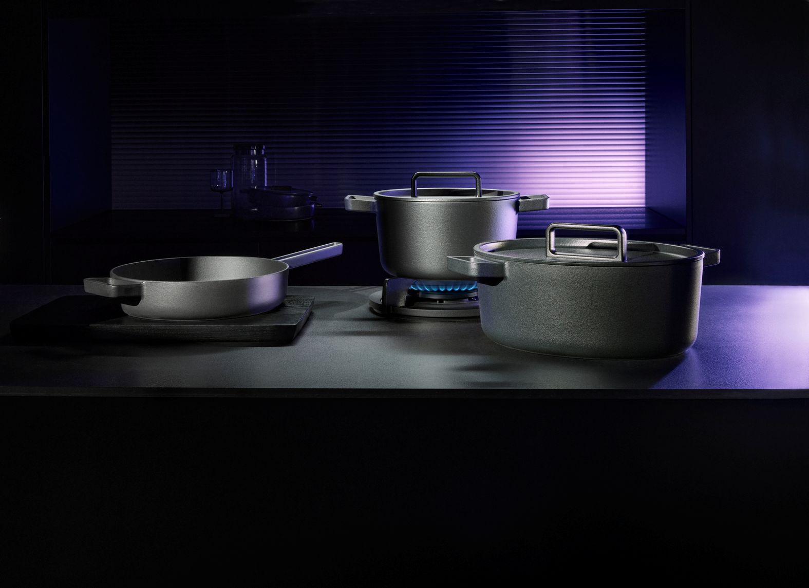 Flavour Gusseisen-Bräter mit Aromadeckel, Schwarz 22 cm Flavour Gusseisen-Bräter mit Aromadeckel, Schwarz 22 cm