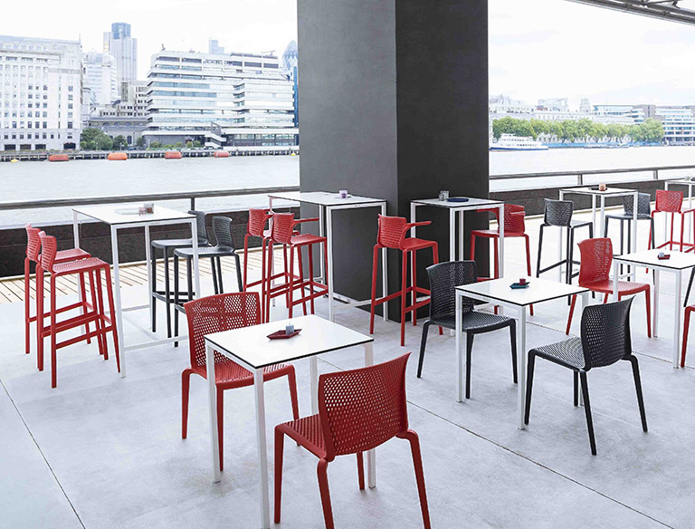 Bistromöbel Indoor robust Schicke Bistromöbel im Innenbereich eines Gastronomie-Betriebes