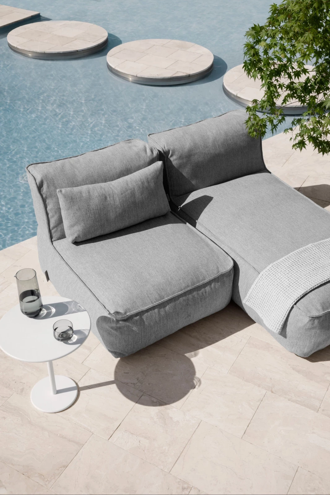 Blomus Grow Chaiselounge Cloud Blomus Grow Lounge in der Farbe Cloud als Kombination aus einer Chaiselounge und einem 1-Sitzer Modul, auf einer Terrasse vor einem Pool
