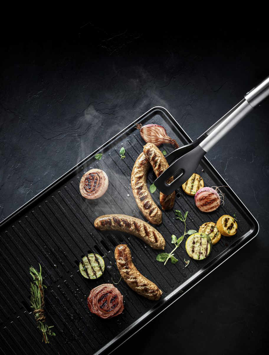 BBQ Servierzange mit Aufhängeöse & Abtropfschlitzen BBQ Servierzange mit Aufhängeöse & Abtropfschlitzen