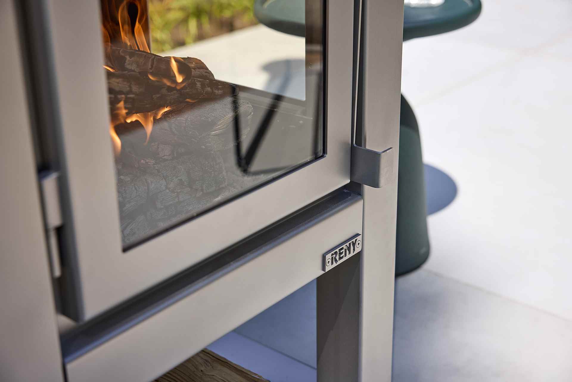 Quaruba Außenkamin Edelstahl matt Quaruba Außenkamin Edelstahl matt Mit Rollen 4 Seiten Glas XXL