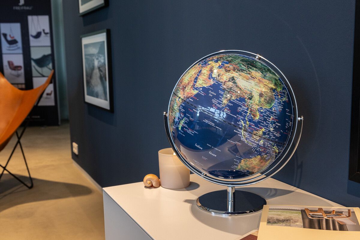 Moderner Tischglobus ‚Juri‘ – 30 cm, drehbar auf zwei Achsen grün/blau