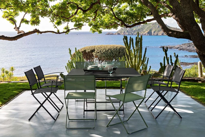 Esstisch und Terrassenstühle im AUßenbereich eines Hotels oder Außengastronomie