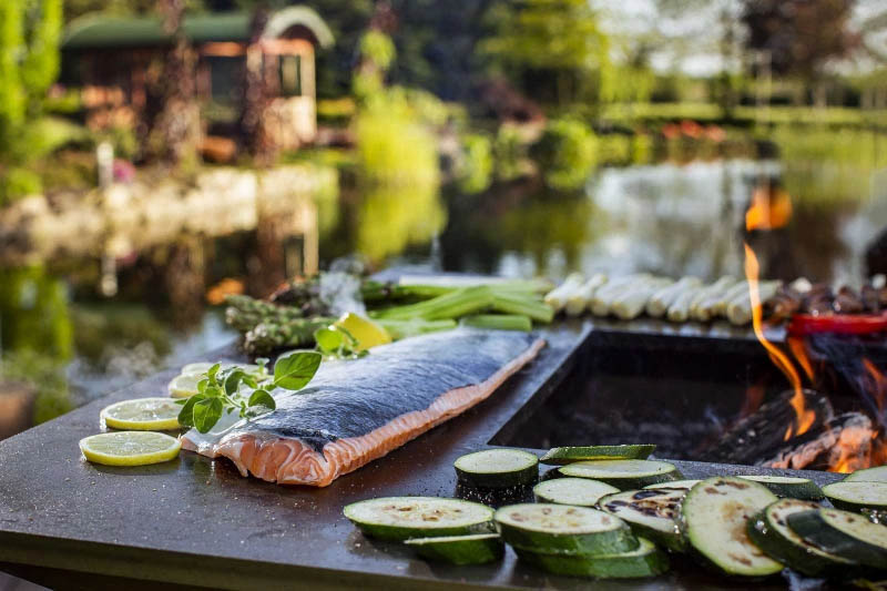 Quan Garden Art Plancha Quan Garden Art Plancha mit Fisch und Zucchini darauf