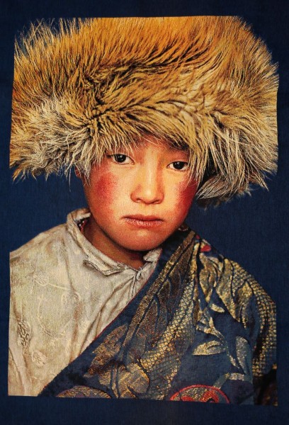Gobelinbild Tibetanischer Junge, blau 95x140 cm ungerahmt